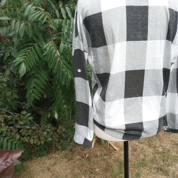 🔥4 for $20🔥Black and White plaid print Blouse - Picture 4 of 5